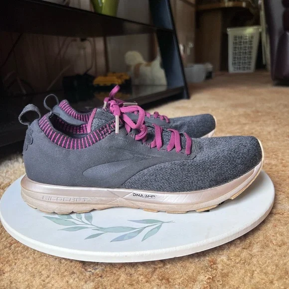 Brooks Ricochet Sneaker 9.5 1202921B018 Running Shoes Black, Burgundy. - Picture 10 of 17